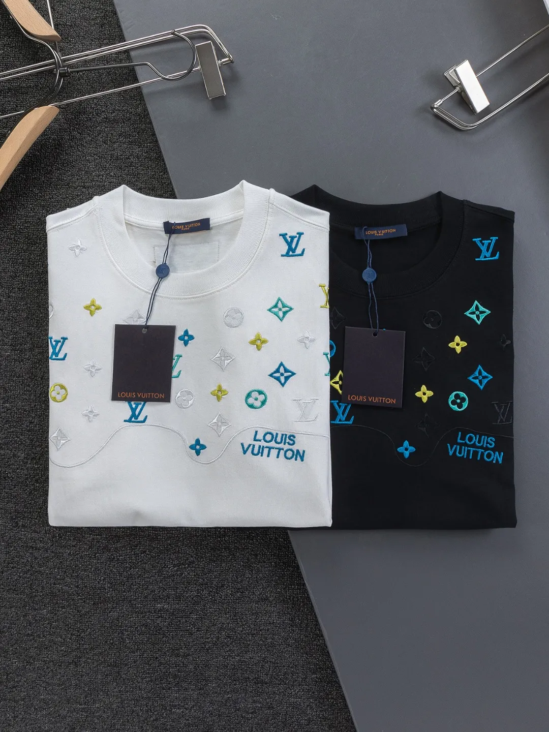 🅿️190 Louis Vuitton 1V LV micro-wide version S-XL LV 26ss new products are available at the counter simultaneously. Multiple craftsmanship. Colorful half-body digital full flower logo on the chest🪡 embroidery. Round neck short-sleeved T-shirt, same style for men and women! Consigned to one-to-one creation. Synchronized with the official website, pure cotton fabrics at the counter! It is close to the skin and comfortable, durable and easy to wear. It has a classic and simple logo design and meticulous original craftsmanship. Short-sleeves, a must-have item for men, do not appear to be the same for the general public, but must be unique and eye-catching. This LV short-sleeve is all about quality, comfort, the same shape and fashion as always, including fabrics and cutting techniques. All of them have been made with great effort! 320 grams of washed pure cotton fabric, pure cotton is breathable, very refreshing and comfortable for daily wear. The rib knitting on the neckline is smooth and tight, and the neckline will not be skewed if you toss it at will. The loose version, you will find that it looks really good on the upper body. The overall is minimalist and neat, super versatile for daily use! Pair it casually with a pair of pants for a youthful look. A T-shirt will make your outfit crazy. It is a fashionable item that can never go wrong! Color: Black White Size: S-XL Size chart: S: Shoulder width 45.5-Bust 52-Length 70 M: Shoulder width 47-Bust 54-Length 72 L: Shoulder width 48.5-Bust 56-Length 74 XL: Shoulder width 50-Bust 58-Length 76
